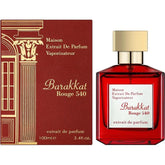 Rode parfumfles en doos met label Barakkat Rouge 540 in gouden accenten